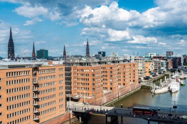 Hamburg, Almanya - 21 Ağustos 2019: Almanya 'da birçok çan kulesi bulunan Hamburg şehri