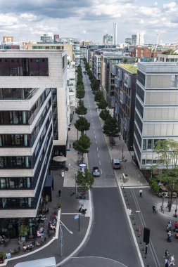 Hamburg, Almanya - 21 Ağustos 2019: Modern binalar, trafik ve çevresindeki insanların bulunduğu bir caddenin genel görünümü, HafenCity, Hamburg, Almanya