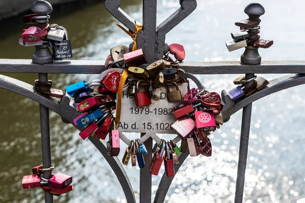 Hamburg Duitsland Augustus 2019 Hangsloten Met Hartjes Vastgebonden Een Reling — Stockfoto