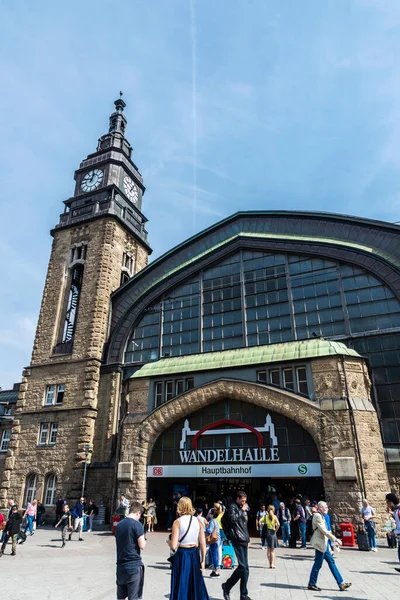 Hamburg Deutschland August 2019 Fassade Des Hamburger Hauptbahnhofs Mit Menschen — Stockfoto