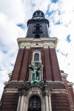St. Michael Kilisesi, St Michaelis veya Michel 'in cephesi ve Almanya' nın Hamburg şehrinde yer alan Şeytan 'a karşı zafer heykelleri.