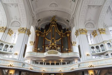 St. Michael Kilisesi 'nin, St Michaelis' in ya da Michel 'in, Almanya' nın Hamburg merkezindeki Lüteryen kilisesinin boru orgu.