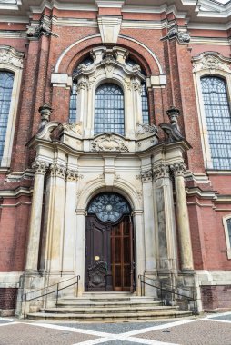 Almanya 'nın Hamburg şehrinde yer alan St. Michael Kilisesi, St Michaelis veya Michel, Lutheran Kilisesi' nin girişi