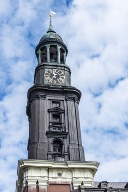 St. Michael Kilisesi 'nin çan kulesi, St Michaelis veya Michel, Almanya' nın Hamburg şehir merkezinde yer alan Lüteryen kilisesi.