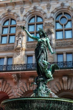 Hamburg Belediye Binası cephesi ve Hamburg, Almanya 'nın merkezinde bulunan Hijyen Çeşmesi