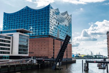Hamburg, Almanya - 21 Ağustos 2019: Elbphilharmonie Cephesi, Elbe Filarmoni Salonu ve Mahatma Gandhi Köprüsü 'nün çevresindeki insanlarla birlikte Almanya, HafenCity, Hamburg' da açıldı.