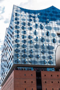 Hamburg, Almanya - 21 Ağustos 2019: Elbphilharmonie Cephesi, Elbe Filarmoni Salonu, HafenCity, Hamburg, Almanya