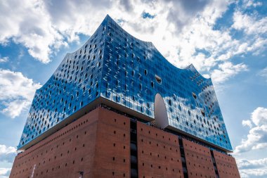 Hamburg, Almanya - 21 Ağustos 2019: Elbphilharmonie Cephesi, Elbe Filarmoni Salonu, HafenCity, Hamburg, Almanya