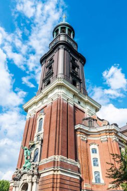 St. Michael Kilisesi, St Michaelis veya Michel 'in çan kulesi ve Almanya' nın Hamburg şehrinin merkezinde yer alan Şeytan 'a karşı zafer heykelleri.