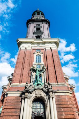 St. Michael Kilisesi, St Michaelis veya Michel 'in çan kulesi ve Almanya' nın Hamburg şehrinin merkezinde yer alan Şeytan 'a karşı zafer heykelleri.