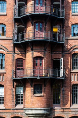Eski bir deponun cephesi Almanya 'nın Hamburg eyaletinde HafenCity semtinde simetrik arka plan olarak anılan bir kanalın yanındaki ofislere ve dairelere dönüştürüldü. 