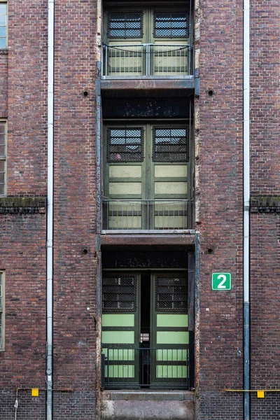 Fachada Antiguo Almacén Convertido Oficinas Pisos Junto Canal Como Fondo — Foto de Stock