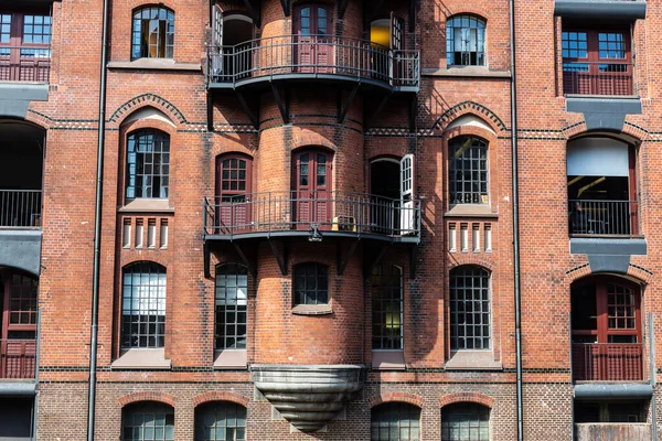 Fachada Antiguo Almacén Convertido Oficinas Pisos Junto Canal Como Fondo — Foto de Stock