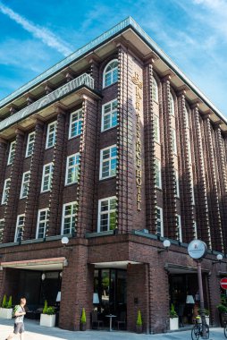 Hamburg, Almanya - 23 Ağustos 2019: Neustadt, Hamburg, Almanya 'da alışveriş caddesi Grobe Bleichen civarındaki Rönesans Hamburg Oteli Cephesi