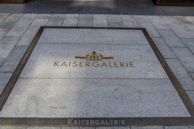Hamburg, Almanya - 23 Ağustos 2019: Neustadt, Hamburg, Almanya 'da alışveriş caddesi Grobe Bleichen' deki Hamburg lüks alışveriş merkezi Kaisergalerisi 'nin zemininde imza atın