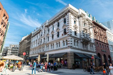 Hamburg, Almanya - 23 Ağustos 2019: Grobe Bleichen, Neustadt 'ta alışveriş caddesi, Hamburg, Almanya' da dükkanlar, barlar ve insanlar