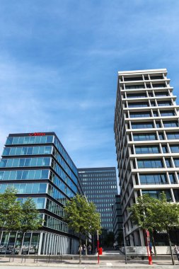 Hamburg, Almanya - 23 Ağustos 2019: Hamburg, Almanya merkezli modern ofis binaları 