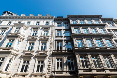 Almanya 'nın Hamburg şehir merkezinde Neustadt ilçesine bağlı klasik konut binalarının cephesi 