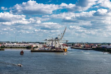 Hamburg, Almanya - 21 Ağustos 2019: Almanya 'nın Hamburg kentindeki Elbe nehrindeki konteyner vinçleri 