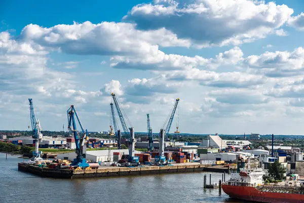 Hamburgo Alemania Agosto 2019 Grúas Contenedores Buque Carga Atracado Puerto — Foto de Stock