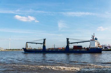 Hamburg, Almanya 'daki Elbe Nehri' nde konteynır taşıyan kargo gemisi. 