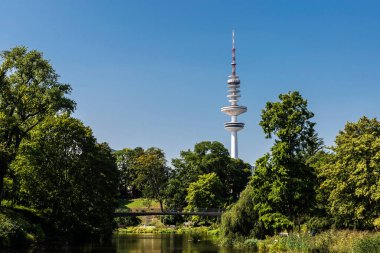 Heinrich Hertz Kulesi manzarası, radyo telekomünikasyon kulesi Planten un Blomen 'den görüldü, Hamburg, Almanya' daki şehir parkı.