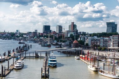 Hamburg, Almanya - 21 Ağustos 2019: St. Pauli, Hamburg, Almanya 'da yolcu gemileri, tekneleri ve yelkenlileri ile Elbe nehri üzerindeki rıhtımın genel görünümü