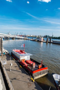Hamburg, Almanya - 22 Ağustos 2019: Hamburg, Almanya limanına demirlemiş varilleri olan sanayi gemisi