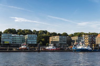 Hamburg, Almanya - 22 Ağustos 2019: Almanya 'nın Hamburg limanındaki Elbe Nehri' ne demirlemiş modern binalar ve gemiler 
