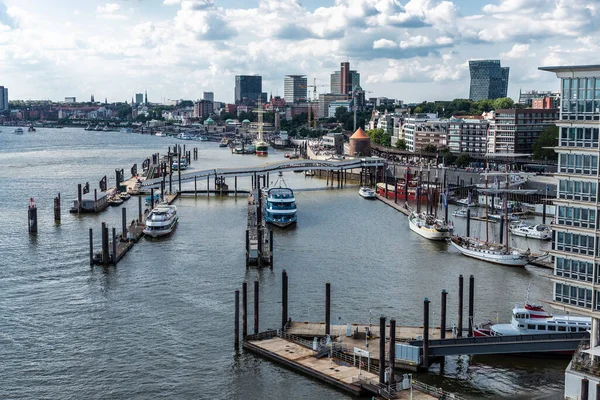 Hamburg, Almanya - 21 Ağustos 2019: St. Pauli, Hamburg, Almanya 'da yolcu gemileri, tekneleri ve yelkenlileri ile Elbe nehri üzerindeki rıhtımın genel görünümü