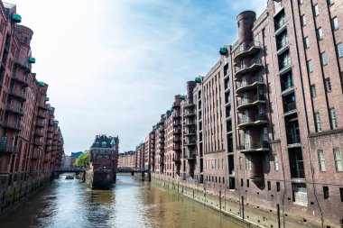 Wasserschloss Speicherstadt restoranı ve eski depoları HafenCity, Hamburg, Almanya 'da bir kanalın yanındaki ofislere ve dairelere dönüştürüldü. 