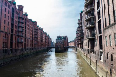 Wasserschloss Speicherstadt restoranı ve eski depoları HafenCity, Hamburg, Almanya 'da bir kanalın yanındaki ofislere ve dairelere dönüştürüldü. 