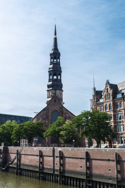 St. Catherine Kilisesi 'nin çan kulesi, St. Katharinen, ve Hamburg, Almanya' da bir kanalın yanındaki klasik binalar. 