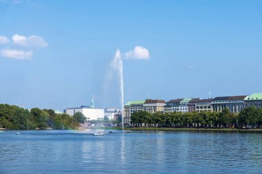 Jungfernstieg 'deki Binnenalster Gölü panoramik manzaralı tekneler, Neustadt, Hamburg, Almanya' da bir şehir gezisi. 