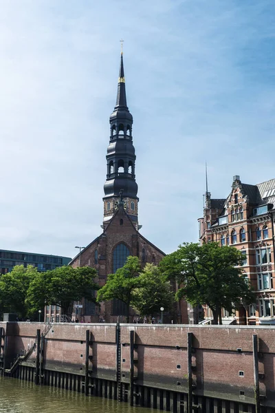St. Catherine Kilisesi 'nin çan kulesi, St. Katharinen, ve Hamburg, Almanya' da bir kanalın yanındaki klasik binalar. 