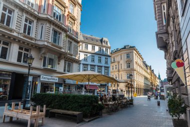 Hamburg, Almanya - 25 Ağustos 2019: Colonnaden, bar, restoranlar, dükkanlar ve Neustadt, Hamburg, Almanya 'da çevresindeki insanlar ile alışveriş yapan yaya caddesi
