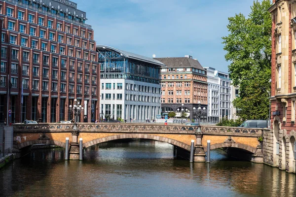 Hamburgo Alemania Agosto 2019 Edificios Modernos Clásicos Junto Canal Puente — Foto de Stock