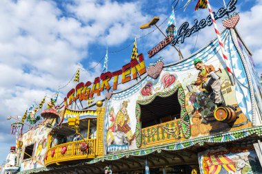 Hamburg, Almanya - 21 Ağustos 2019: Hamburg DOM 'daki insanlarla çekim, Almanya' nın Hamburg kentinde yaz aylarında eğlence parkı 