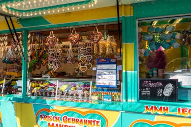 Hamburg, Almanya - 21 Ağustos 2019: Hamburg DOM 'daki şekerci, Almanya' nın Hamburg kentinde yaz günü eğlence parkı 