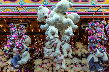 Hamburg, Almanya - 21 Ağustos 2019: Hamburg DOM 'da oyuncak ayı büfesi, Almanya' nın Hamburg kentinde yaz günü eğlence parkı 