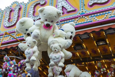 Hamburg, Almanya - 21 Ağustos 2019: Hamburg DOM 'da oyuncak ayı büfesi, Almanya' nın Hamburg kentinde yaz günü eğlence parkı 