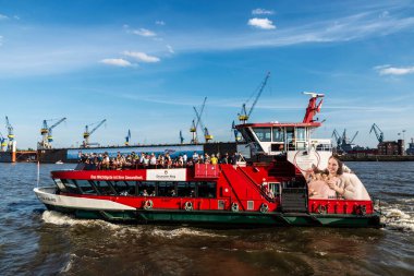 Hamburg, Almanya - 22 Ağustos 2019: İnsanlarla birlikte seyahat gemisi ve Almanya 'nın Hamburg kentindeki Elbe Nehri' nin limanında vinçler