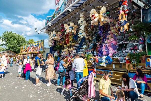 Hambourg Allemagne Août 2019 Kiosque Ours Peluche Avec Des Gens — Photo