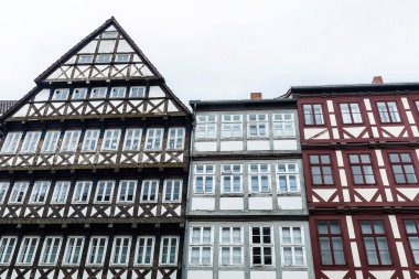 Almanya 'nın Hanover kentindeki klasik kırsal binalar ve dükkanlar cephesi