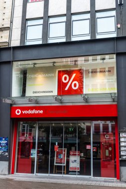Hanover, Almanya - 18 Ağustos 2019: Vodafone Georgstrabe, Almanya 'da alışveriş caddesi