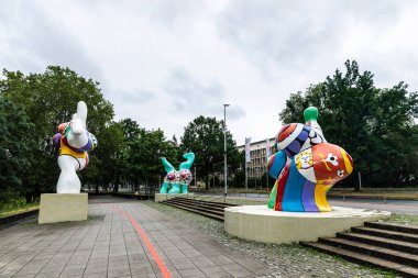 Hanover, Almanya - 18 Ağustos 2019: Nanas called Sophie, Caroline and Charlotte, modern renkli heykeller Leibnizufer, Hanover, Almanya
