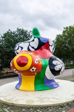 Hanover, Almanya - 18 Ağustos 2019: Nanas, Leibnizufer, Almanya 'da Niki de Saint Phalle' in modern renkli heykelleri