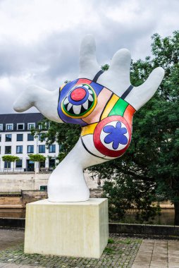 Hanover, Almanya - 18 Ağustos 2019: Nanas, Leibnizufer, Almanya 'da Niki de Saint Phalle' in modern renkli heykelleri