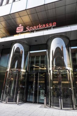 Hanover, Almanya - 19 Ağustos 2019: Hanover, Almanya 'daki Sparkasse merkez bürosunun cephesi