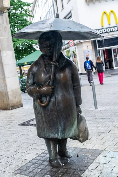 Hanover Alemanha Agosto 2019 Estátua Mann Mit Regenschirm Uma Mulher — Fotografia de Stock